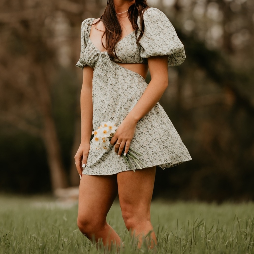 Super cute green floral dress by the brand “Beige Botany”. Size small.